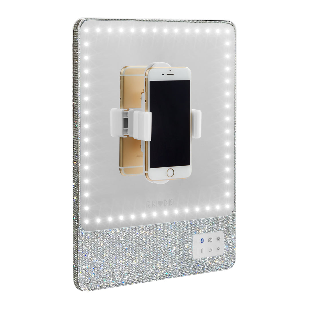 No filter needed with SPARKLE RIKI SKINNY’s natural light LED mirror