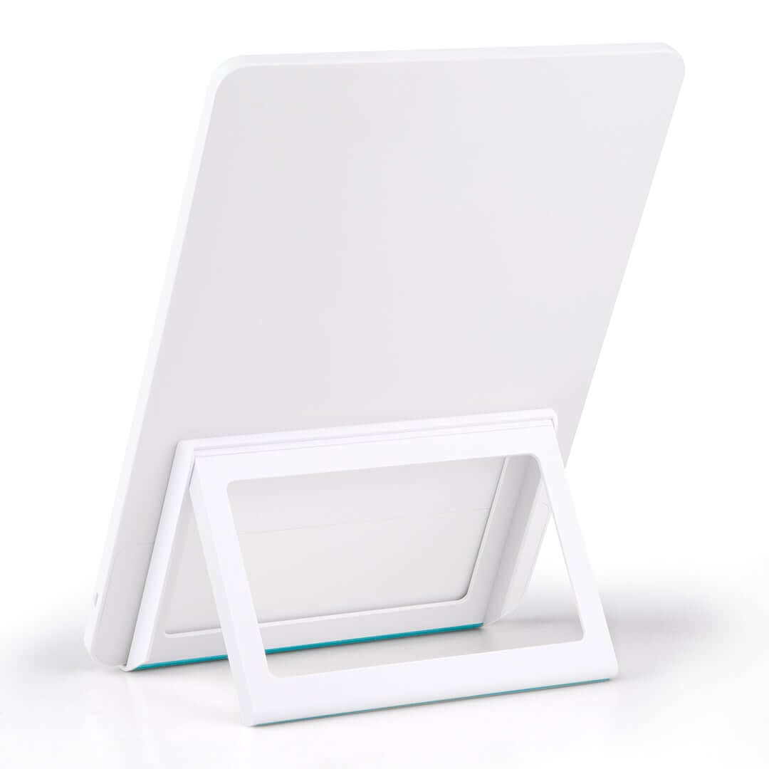 RIKI Skinny mirror: Compact design and cool light feature