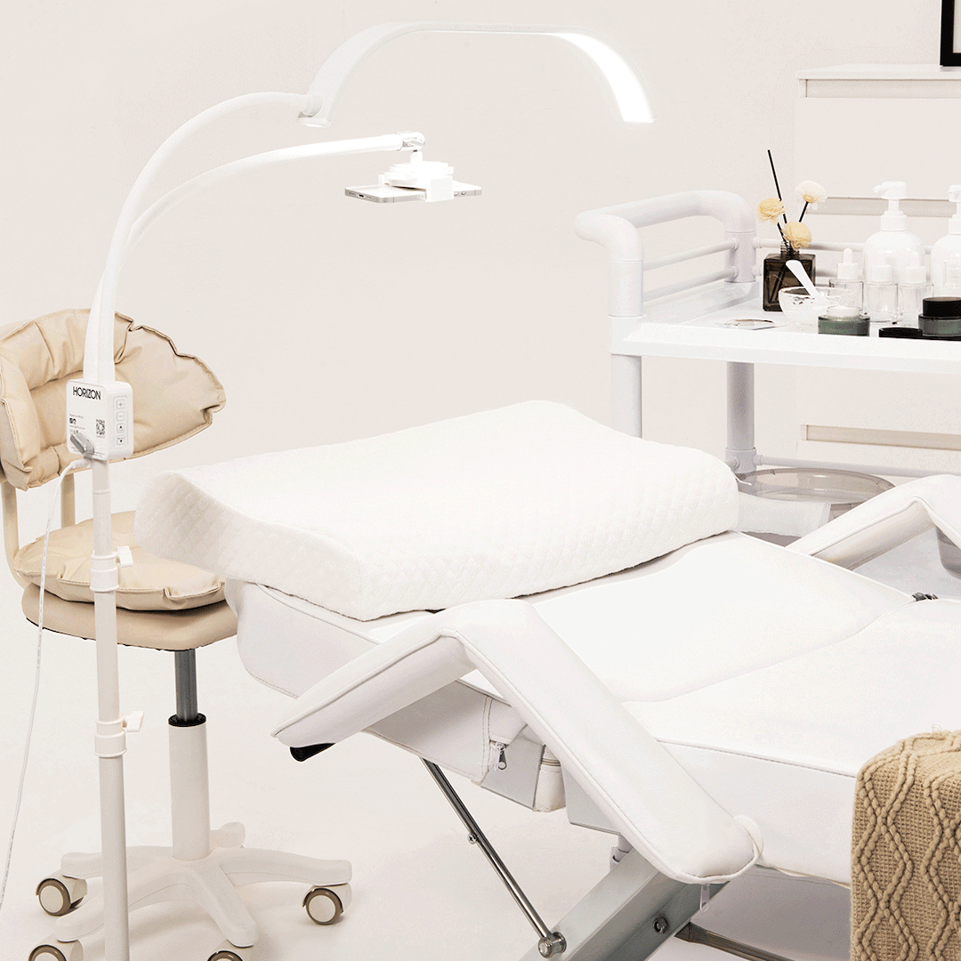 Elevate your beauty studio with the GLAMCOR Horizon light - loved by lash artists for its unbeatable brightness and adjustability, featuring curved lighting for superior performance.