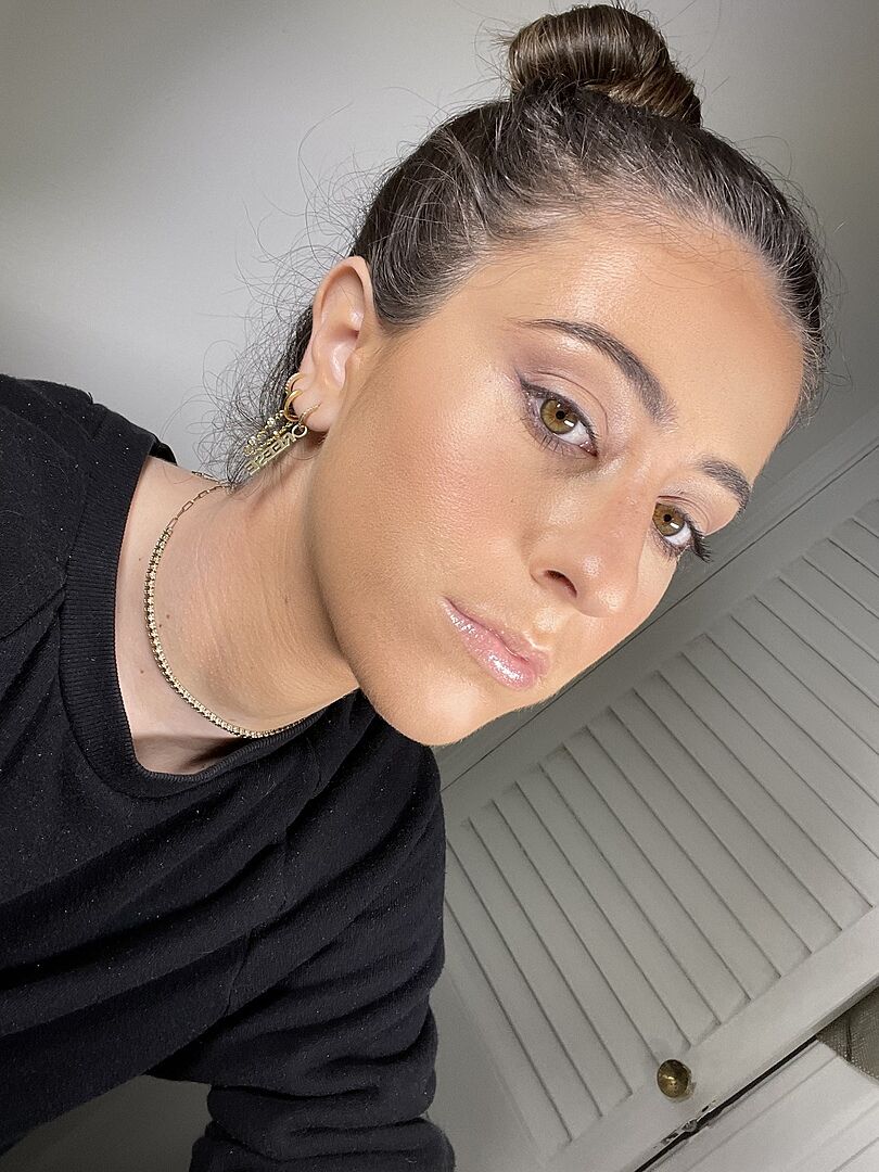Claudia D., Makeup artist, using the GLAMCOR REVOLUTION X