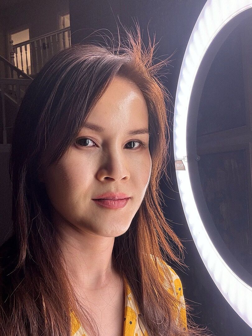 Grace, Makeup artist, using the GLAMCOR GALILEO