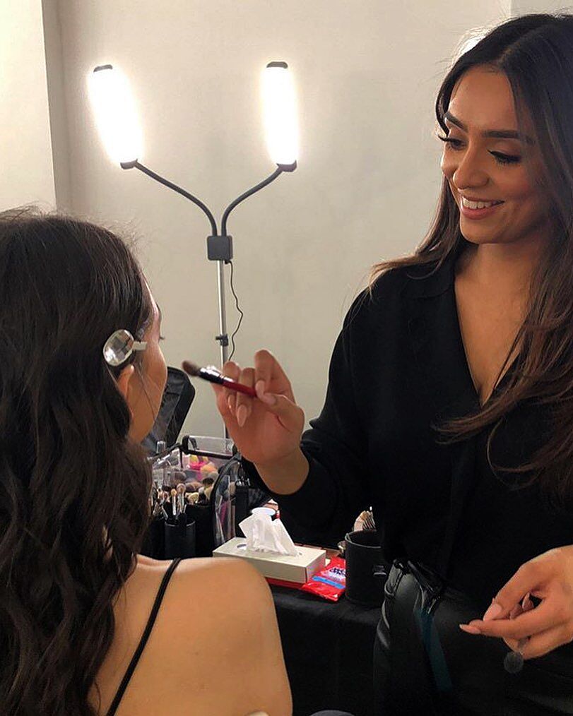 @glamcorofficial, Traveling makeup artist, using the GLAMCOR ELITE X