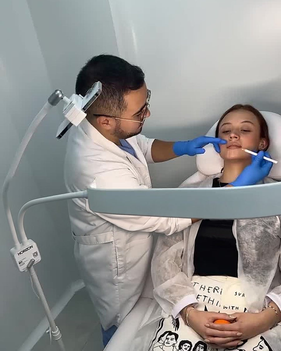 Clinician treating a client under the HORIZON curved light